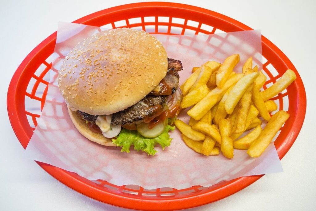 hamburger und pommes