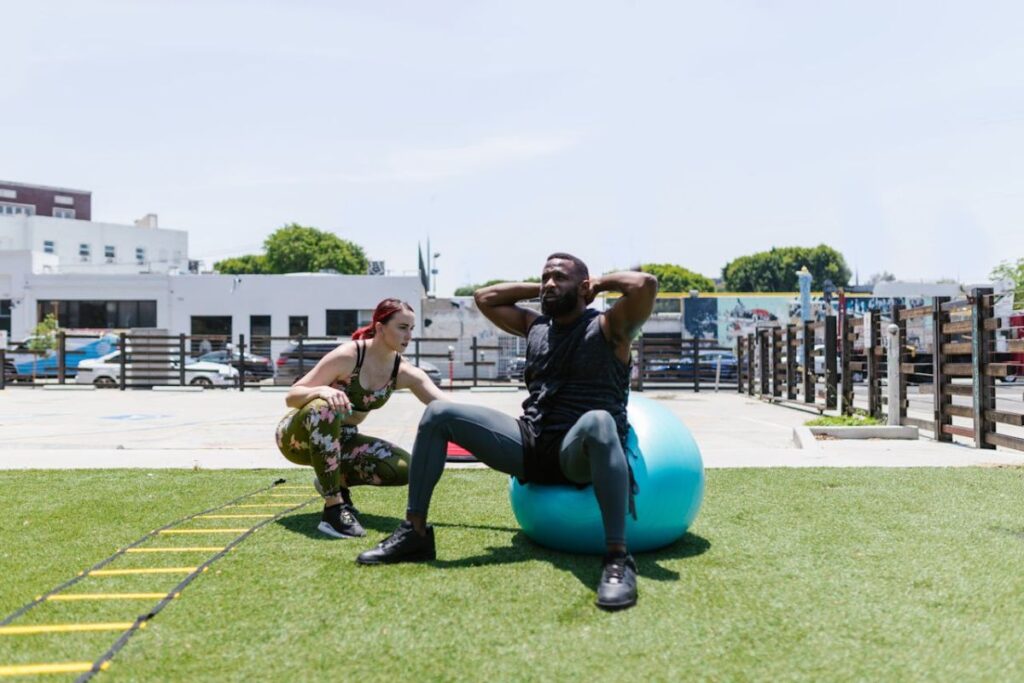 mann und frau trainieren calisthenics